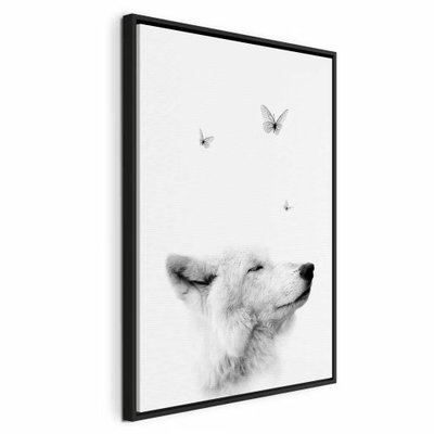 Gentle dream vertical – svart ram. En vit, mjukt tecknad rävunge lyfter nosen mot små fjärilar på en nästan helt vit bakgrund.