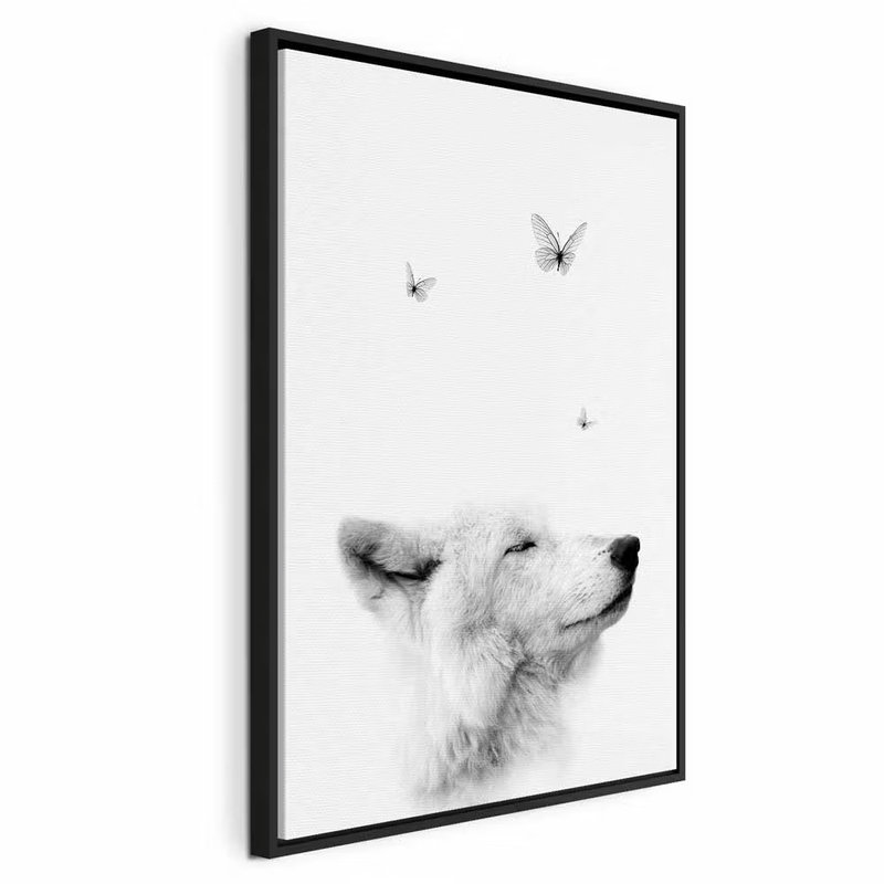 Gentle dream vertical – svart ram. En vit, mjukt tecknad rävunge lyfter nosen mot små fjärilar på en nästan helt vit bakgrund.