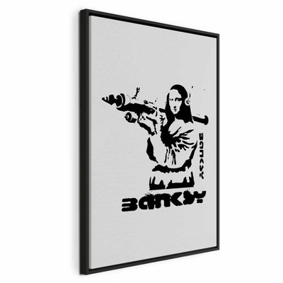 Contrast duel banksy on – svart ram. En svartvit figur riktar ett långt föremål åt sidan ovanför kraftig, tryckt typografi på ljusgrå botten.