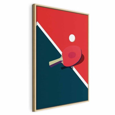 Table tennis racket and ball – naturfärgad ram. Ett rött bordtennisracket och en vit boll möter sneda färgfält i rött och mörkt blågrönt.