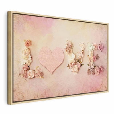 Time for love wide – naturfärgad ram. Ett rosa hjärta ligger mellan blomgrupper i en ljus komposition med rosa och crèmefärgade toner.