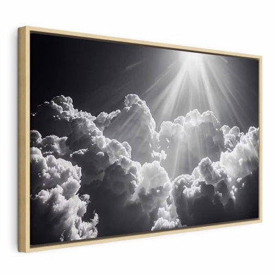 Hope in the clouds inspiring – naturfärgad ram. Tydliga vita ljusstrålar bryter ned genom en mörk himmel över stora, vita moln.