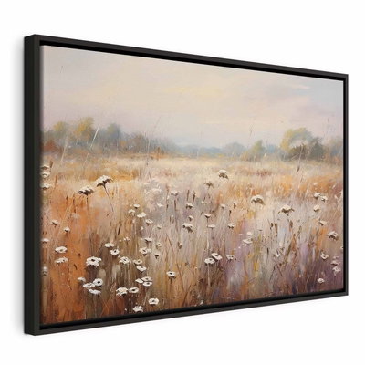 Impressionist meadow field – svart ram. Små ljusa blommor och tunna stjälkar breder ut sig över en äng i varma beige och ockrafärgade toner.