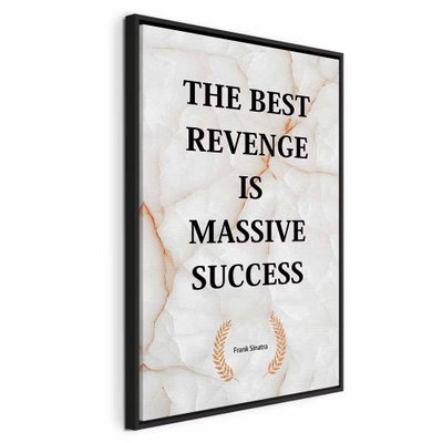 The best revenge is massive – svart ram. Svart typografi ligger på en vit marmorerad bakgrund. En liten guldfärgad krans kompletterar textmotivet.
