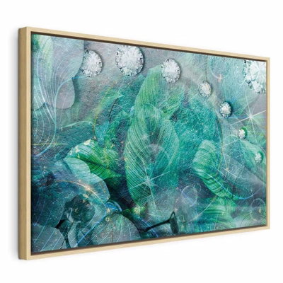 Turquoise leaves wide – naturfärgad ram. Täta gröna och turkosa blad täcks av runda vattendroppar mot en mjukt suddig bakgrund.