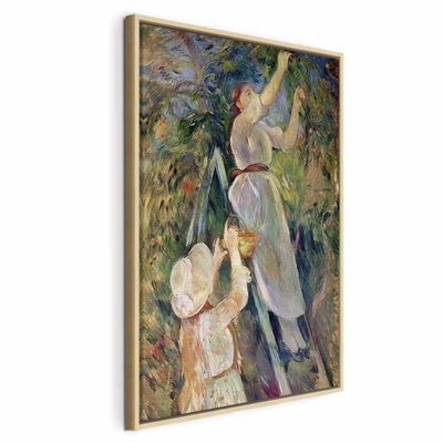 Berthe morisot the cherry – naturfärgad ram. Ett barn och en kvinna sträcker sig upp mot grenar i ett mjukt målat, grönt trädgårdslandskap.