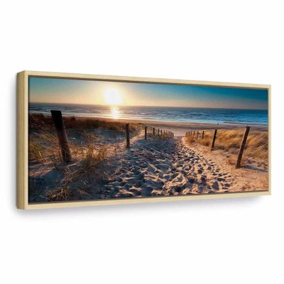 Sunset path – naturfärgad ram. En stig mellan låga staket leder över sanddyner mot havet och ett varmt ljus vid horisonten.