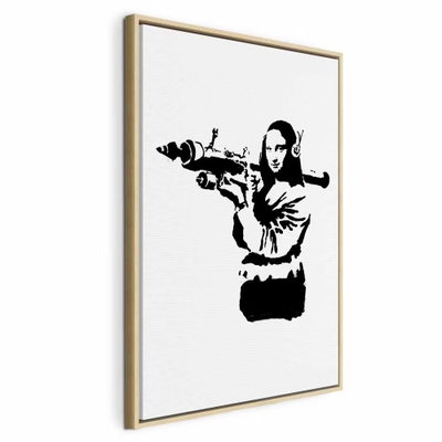 Banksy mona lisa with rocket – naturfärgad ram. En svartvit figur med långt hår håller ett långt vapen över axeln mot en stor vit bakgrund.