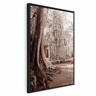 Ruins of angkor vertical – svart ram. Kraftiga trädrötter och en stenbyggnad med gamla valv återges i varma gråbruna toner.