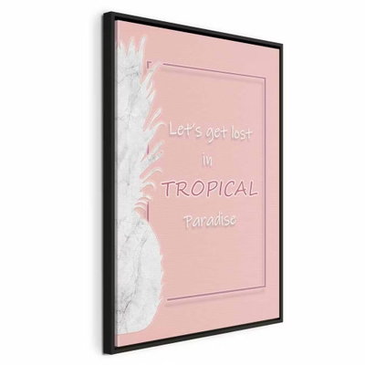 Let and s get lost in – svart ram. Ljus typografi med en tropisk hälsning möter en vit bladform inom en tunn bård på rosa.