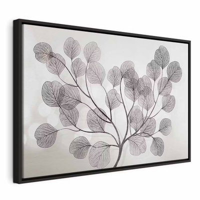 Leaves in the wind wide – svart ram. Runda gråvioletta blad med fina nerver sitter längs tunna stjälkar på en ljus botten.