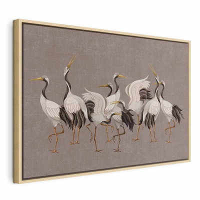 Crane dance bright – naturfärgad ram. Flera långbenta fåglar med vita och grå fjädrar och gula näbbar står tillsammans mot gråbrun botten.