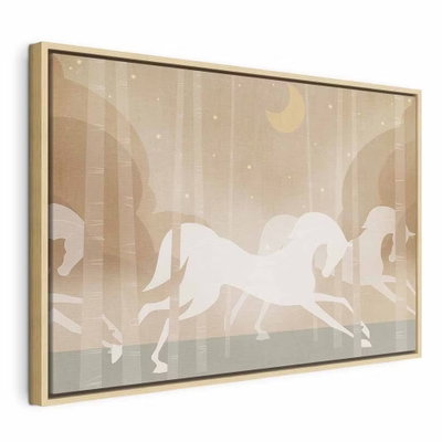 Moon horses horses galloping – naturfärgad ram. Vita hästsilhuetter springer genom en stiliserad skog med ljusa stammar och en månskära på beige botten.