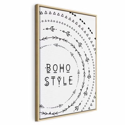Boho style vertical – naturfärgad ram. Den svarta texten BOHO STYLE omges av tunna halvcirklar, kvistar och små trianglar på vitt.