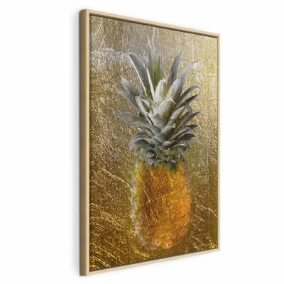 Forbidden fruit vertical – naturfärgad ram. En ensam gul ananas med grågröna blad står framför en tät, guldfärgad struktur.