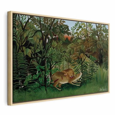 Henri rousseau le lion ayant – naturfärgad ram. Ett lejon böjer sig över ett annat djur i en tät grön djungel med stora blad och slingrande växtlighet.
