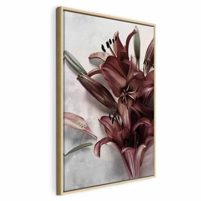 Floral form vertical – naturfärgad ram. Djupt vinröda liljor och smala gröna blad återges mot en ljus, gråmarmorerad bakgrund.