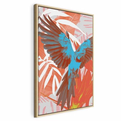Exotic wings parrot among – naturfärgad ram. En blå och roströd papegoja breder ut vingarna bland stora, ljust rosa och terrakottafärgade blad.