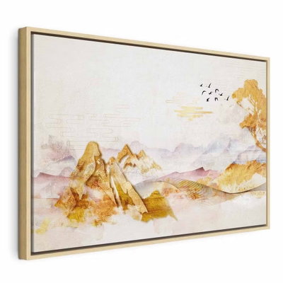 Golden mountains wide – naturfärgad ram. Små guldfärgade berg, blekt rosa höjder och ett träd möter en stor ljus himmel med små fåglar.