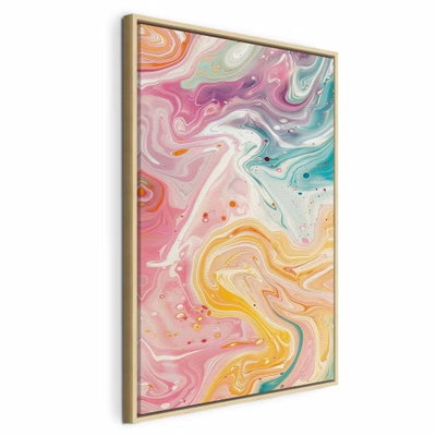 Colorful chaos dynamic – naturfärgad ram. Rosa, gula, blågröna och vita färgskikt flyter samman i täta, marmorerade virvlar med små prickar.