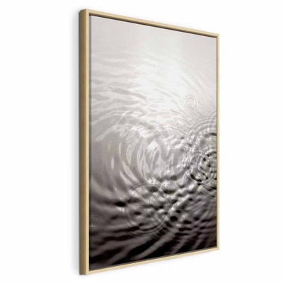 Water surface vertical – naturfärgad ram. Runda ringar breder ut sig över en vattenyta i ett motiv med svarta, vita och grå toner.