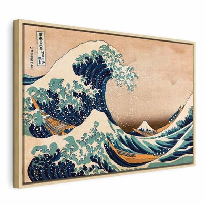 The great wave off kanagawa – naturfärgad ram. En stor, böjd våg reser sig över små båtar. Blå vattenlinjer möter en ljus beige himmel.