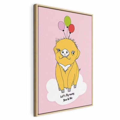 Soaring pig vertical – naturfärgad ram. En gul tecknad gris med rund nos, klövar och knorr svävar över ett vitt moln under tre färgade ballonger. Rosa bakgrund och en liten engelsk text ger motivet ett lekfullt uttryck.