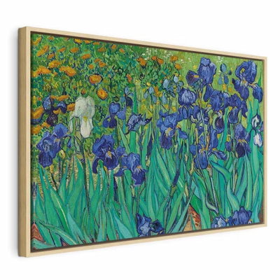 Vincent van gogh iryses – naturfärgad ram. Blåvioletta irisblommor och gröna blad fyller bilden, med varma orange inslag längre bak.