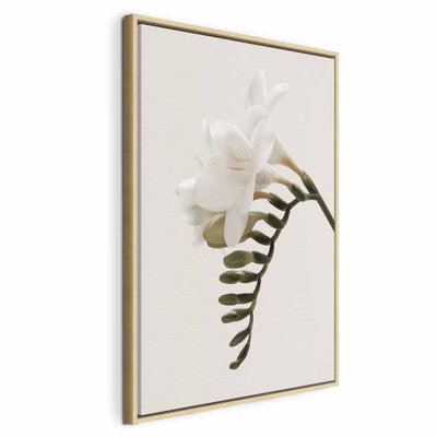 Spring headdress vertical – naturfärgad ram. En vit blomma på en tunn stjälk möter en rad gröna blad mot en ljust crèmefärgad bakgrund.