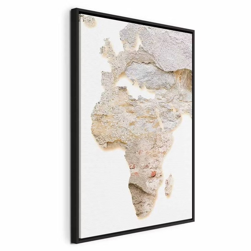 Hot continent vertical – svart ram. Afrikas kontur framträder i vitbeige, stenliknande struktur mot en stor vit bakgrund.