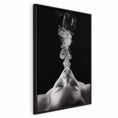 Smoke cloud vertical – svart ram. Ett ansikte lutar bakåt medan en ljus rökpelare stiger upp mot en svart bakgrund.