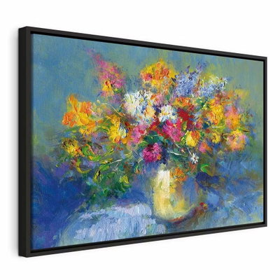 Autumn bouquet – svart ram. En stor bukett i gult, rosa, blått och vitt står i en gulgrön vas mot en målad blå bakgrund.
