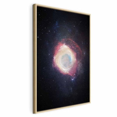 Galactic explosion vertical – naturfärgad ram. En ringformad galax glöder i vitt, gult och rosa bland små stjärnor på en djupblåsvart himmel.
