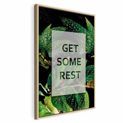 Get some rest vertical – naturfärgad ram. Texten GET SOME REST står på ett ljust mittfält omgivet av daggprydda gröna blad.