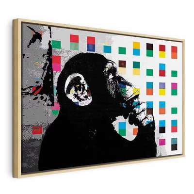 Banksy the thinker monkey – naturfärgad ram. En svartvit apfigur i profil håller handen vid munnen framför små rutor i klara färger.