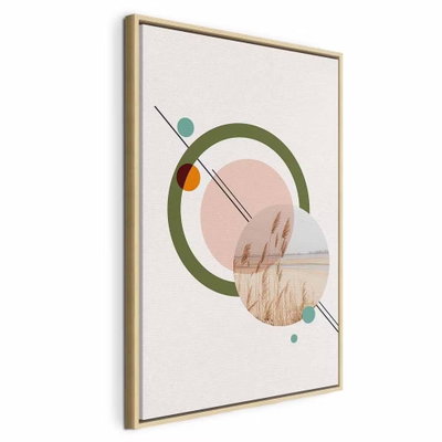 Geometric landscape vertical – naturfärgad ram. En grön ring och rosa och turkosa cirklar möter ett litet cirkelutsnitt av gräs vid vatten.