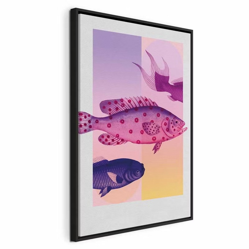 Fish in pastels stylized – svart ram. Stiliserade rosa, lila och blå fiskar ligger över raka pastellfält i gult, rosa och violett.