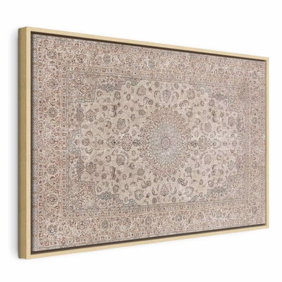 Sand carpet worn persian – naturfärgad ram. Ett tätt dekorativt mönster i gråbeige och rosa omges av en detaljrik bård med ett slitet, tryckt uttryck.