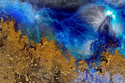 Gold of the ocean wide – motivvy. Kraftiga blå och turkosa färgskiftningar möter en tät guldfärgad struktur i ett abstrakt landskapsliknande motiv.