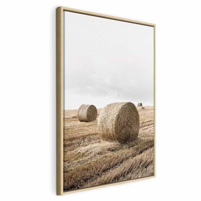 Hay vertical – naturfärgad ram. Två stora, runda höbalar ligger på ett skördat fält under en stor och ljus himmel.