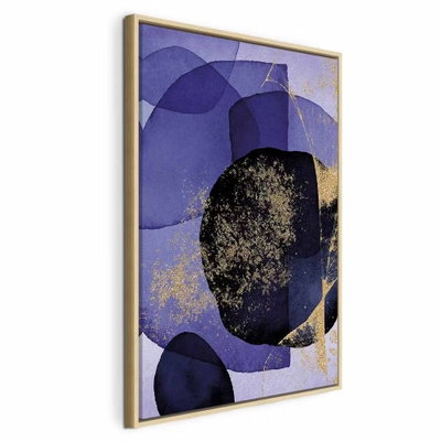 Purple kaleidoscope vertical – naturfärgad ram. Överlappande runda fält i violett, mörkblått och svart möter guldfärgade färgstänk och linjer.