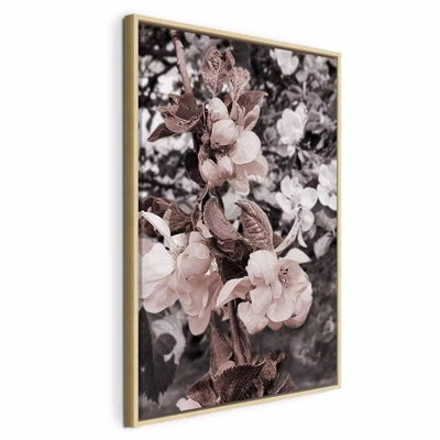 Balance in nature vertical – naturfärgad ram. Små blekrosa blommor sitter tätt på en gren framför mörka, mjukt suddiga blad.