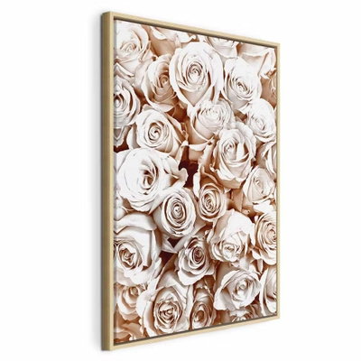 Rose garden vertical – naturfärgad ram. Många ljusa rosor ligger tätt intill varandra med mjuka skuggor mellan de crèmefärgade kronbladen.