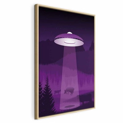 Ufo vertical – naturfärgad ram. Ett violett flygande tefat lyser ned över mörka skogssiluetter i ett illustrerat nattmotiv.