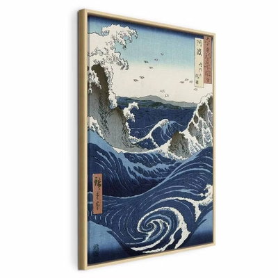 Utagawa hiroshige view of – naturfärgad ram. Blå vågor och virvlande vatten möter klippor i en japansk landskapsbild med tydliga linjer.