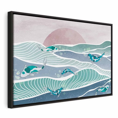 Fish on the waves – svart ram. Turkosa, fläckiga valar simmar mellan ljusa linjevågor under en stor rosa solskiva.