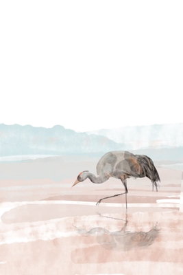 Crane in the morning – motivvy. En grå långbent fågel böjer sig över ett grunt vattenparti i blekt rosa, grått och blått.
