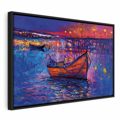 Modern impressionism night – svart ram. En liten båt och en upplyst brygga speglas i vatten genom starka blå, rosa och orange penseldrag.