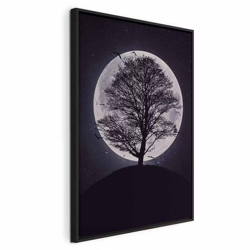 Lone tree vertical – svart ram. Ett mörkt, kalt träd står på en rundad höjd framför en stor ljus måne mot mörkt violett.