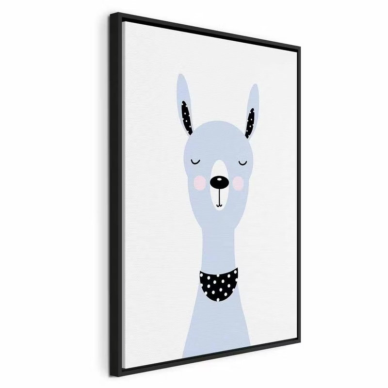 Lovely llama vertical – svart ram. En ljusblå, tecknad lama med långa öron och prickig svart halsduk framträder mot vitt.